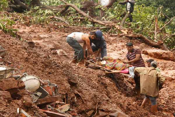 மண்சரிவில் சிக்கி ஒரே குடும்பத்தைச் சேர்ந்த ஐவர் பலியான துயரம் | Five Members Of The Same Family Die In Landslide மண்சரிவில் சிக்கி ஒரே குடும்பத்தைச் சேர்ந்த ஐவர் பலியான துயரம் | Five Members Of The Same Family Die In Landslide