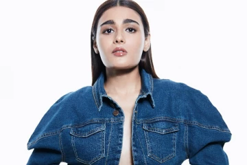 சட்டை பட்டன் போடாமல் ஷாலினி பாண்டே உச்சகட்ட கவர்ச்சி