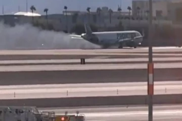 ஓடுபாதையில் விமானம் தரையிறக்கும் போது தீப்பிடித்து எரிந்ததால் பரபரப்பு!