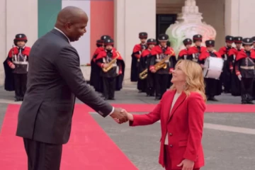 இரண்டு தலைவர்கள் சந்திப்பை படுத்துக்கொண்டே படம் பிடித்த ஊடகவியலாளர்கள்