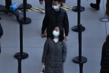 அச்சுறுத்தும் கொரோனா ;  1500 மாணவர்களை விடுதிகளில் அடைத்த சீனா!