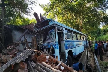 30 பேருடன் பயணித்த தனியார் பேருந்து கோர விபத்து... பயணிகளின் நிலை?