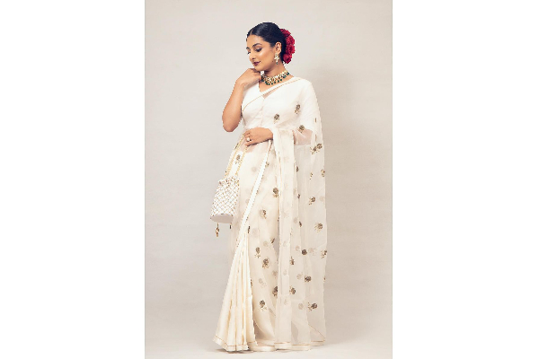 பாபநாசம் படத்தில் கமலுக்கு மகளாக நடித்த நடிகையா இது! போட்டோஷூட்டில் கலக்கும் எஸ்தர் அனில் | Esther Anil Latest Photoshoot