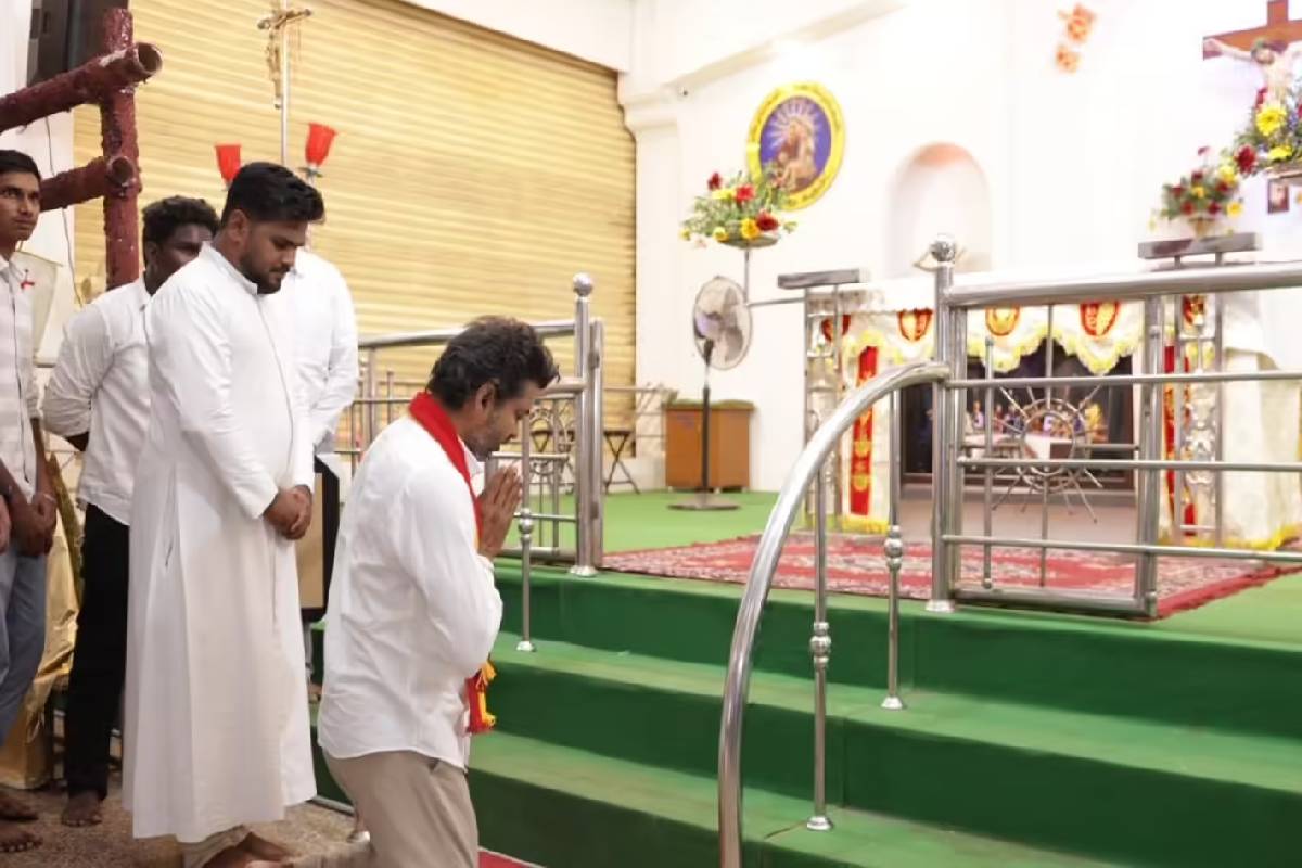 விவாகரத்து வழக்கு ஒத்திவைப்பு : முழங்காலிட்டபடி ஆலயத்தில் மெழுகுவர்த்தி ஏற்றி விஜய் பிரார்த்தனை! | Actor Vijay Deeply Emotional Prayer Video Viral