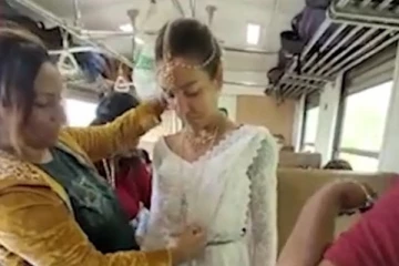 ஓடும் ரயிலில் வெளிநாட்டு பெண்ணை இலங்கை மணமகள் போல் அலங்கரித்த குழு!