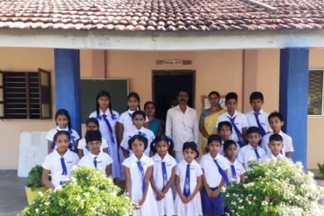 பாடசாலை மாணவர்களுக்கு சின்னம் சூட்டும் நிகழ்வு!