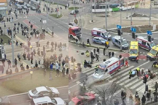 மக்கள் கூட்டத்தின் மீது அசுர வேகத்தில் பாய்ந்த வாகனம்... பலரது நிலை கவலைக்கிடம் | Car Ploughs Into Crowd Of People 17 Injured மக்கள் கூட்டத்தின் மீது அசுர வேகத்தில் பாய்ந்த வாகனம்... பலரது நிலை கவலைக்கிடம் | Car Ploughs Into Crowd Of People 17 Injured