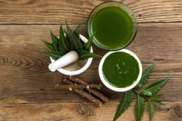 காலை எழுந்த பின் ஒரு டம்ளர் வேப்பில்லை சாறு குடித்தால் போதும்! 2 நிமிடத்தில் நடக்கும் அதிசயம்