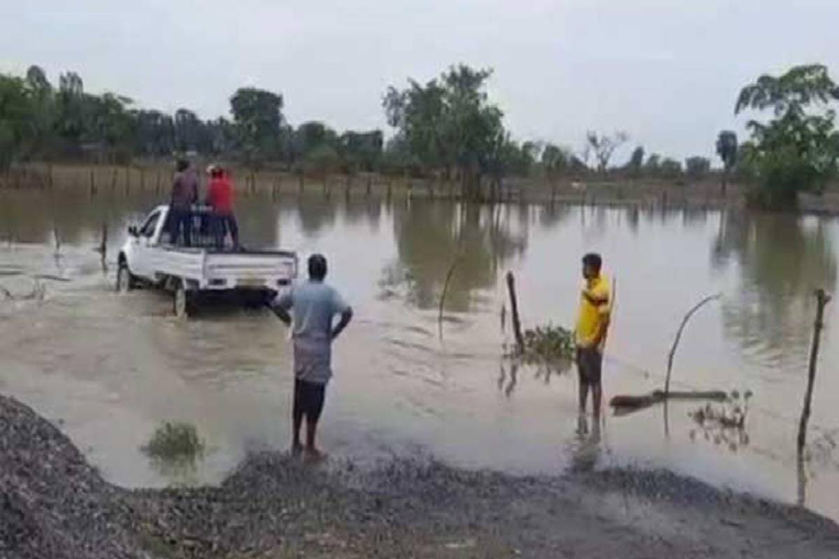 தொடரும் மழை அச்சம் ; தமிழர் பகுதியில் ஒருவர் மரணம் | Fear Of Continued Rain One Person Dies Batticaloa