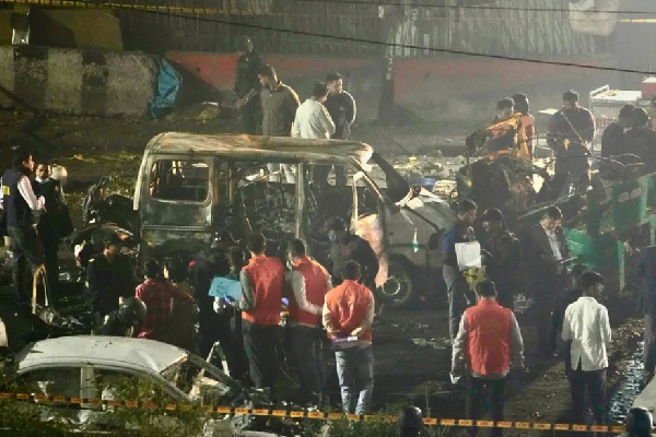 டெல்லி செங்கோட்டை தாக்குதல் சம்பவம் : காணாமல் போன முக்கிய குற்றவாளிகள் | Delhi Red Fort Blast 10 Persons Missing டெல்லி செங்கோட்டை தாக்குதல் சம்பவம் : காணாமல் போன முக்கிய குற்றவாளிகள் | Delhi Red Fort Blast 10 Persons Missing