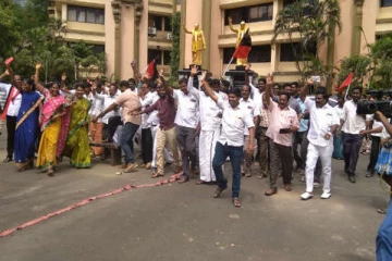 திமுக தொண்டர்கள் உற்சாக கொண்டாட்டம்: காவல் ஆய்வாளர் சஸ்பெண்ட்