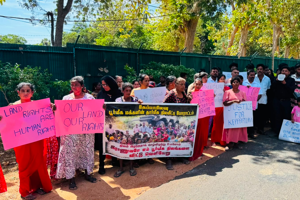 கேப்பாப்புலவு காணிகளை விடுவிக்கக் கோரி இராணுவ முகாமுக்கு முன்பாக போராட்டம் | Keppapulavu Protest In Front Of The Army Camp