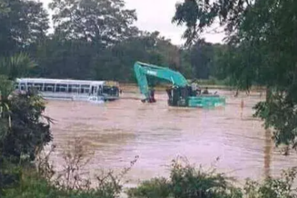 டித்வா சூறாவளியில் 68 பயணிகளுடன் வெள்ளத்தில் சிக்கிய பேருந்து ; சாரதிக்கு நீதிமன்றம் பிறப்பித்த உத்தரவு | Bus With 68 Passengers Trapped In Floods