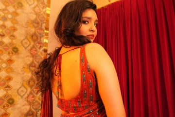 நடிகை ரித்திகா சிங்.. சேலையில் ஹாட் போஸ்