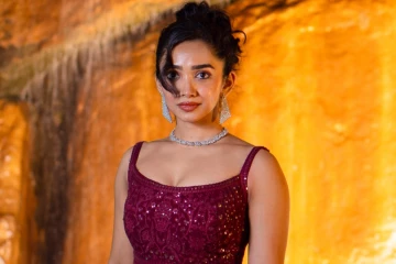 நடிகை சான்வே மேக்னா ஹாட் உடையில் அசத்தலான போட்டோஷூட்