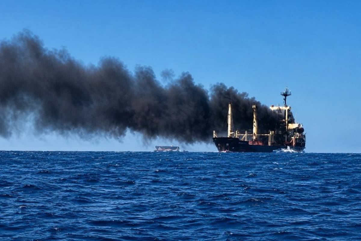 ஹோர்முஸ் நீரிணையில் வெடித்து சிதறிய எண்ணெய் கப்பல்..! | Oil Tanker Explodes In Strait Of Hormuz ஹோர்முஸ் நீரிணையில் வெடித்து சிதறிய எண்ணெய் கப்பல்..! | Oil Tanker Explodes In Strait Of Hormuz