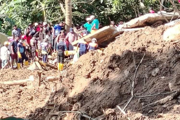 கிராமமொன்றில் 40 பேரை பலியெடுத்த நிலச்சரிவு : இறுதிச்சடங்கு இல்லாமல் கடைசிப்பயணம் | Nearly 40 People Killed In Landslide