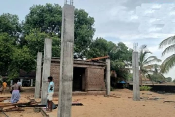 மட்டக்களப்பில் திடீரென மினி சூறாவளி ; தூக்கி வீசப்பட்ட வீட்டின் கூரைகள்