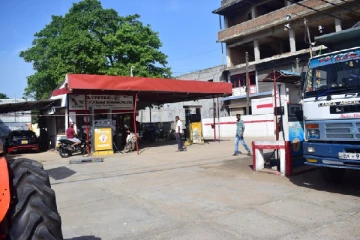 எரிபொருளுக்காக மூன்று நாள் வீதியில் காத்துகிடக்கும் மக்கள்(Video)