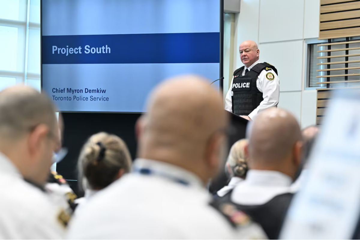 கனடாவில் காவல்துறை உத்தியோகத்தர்கள் 6 பேரின் பணி இடைநீக்கம் | 6 Suspended Toronto Police Officers Charged