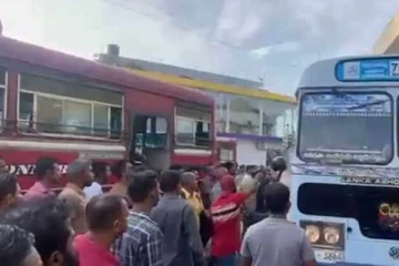 இ.போ.ச. - தனியார் பஸ் ஊழியர்களுக்கிடையில் மோதல் ; பயணிகள் அவதி