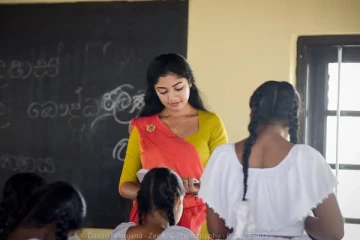 ஆசிரியர்களின் புடவைக்கு பதில் வேறு ஆடை