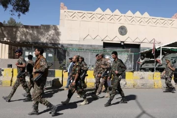 வெளிநாட்டில் அமெரிக்க தூதரகம் சூறை: பிணைக் கைதிகளாக்கப்பட்ட ஊழியர்கள்