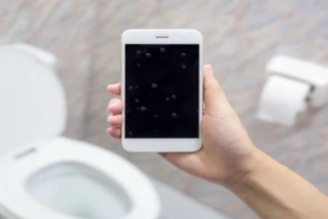 பாத்ரூமில் செல்போன் பயன்படுத்துவதால் என்ன நடக்கும் தெரியுமா? எச்சரிக்கை தகவல்