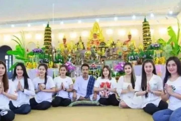 ஒரே வீட்டில்  எட்டு மனைவிகளுடன் அட்டகாசமாய் வாழும்  நபர்!  கடுப்பாகும் நெட்டிசன்கள்