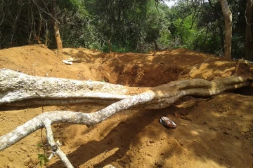 புதையல் தோண்டிய ஒருவர் கைது : 06 சந்தேக நபர்கள் தப்பியோட்டம் (PHOTOS)