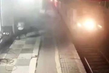 நள்ளிரவில் தூங்கிக்கொண்டிருந்த மனைவி! தரதரவென இழுத்து ரயில் முன் தள்ளிய கணவர்: பகீர் காட்சி