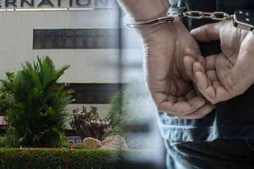 விமான நிலையத்தில் கைது செய்யப்பட்ட துப்பாக்கிதாரி