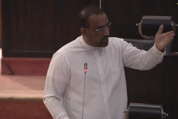 ඔය තුන්වෙනි පුටුවෙ ඉන්න ඇමතිවරයා හිරේ දාන්න...පාර්ලිමේන්තුව දෙවනක් කරමින් චමින්ද විගණන වාර්තාව දමලා අරී