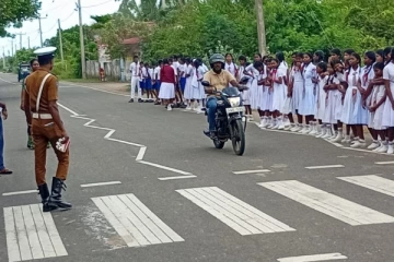 யாழில் மாணவர்களுக்கு வீதி விதி முறைகள் தொடர்பில் தெளிவூட்டும் விழிப்புணர்வு