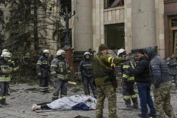 ரஷ்ய தாக்குதலின் கொடூரம்;  கட்டிட இடிபாடுகளில் இருந்து 400 உடல்கள் மீட்பு!