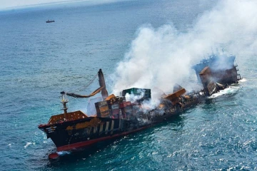 கொழும்புக்கு அருகாமையில் மூழக்கிக்கொண்டிருக்கும் கப்பல்! தயார் நிலையில் இலங்கை