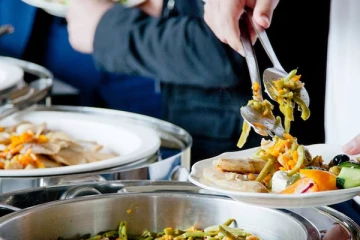 இந்தியர்களை அவமதித்த சுவிட்சர்லாந்து ஹோட்டல் ; அறிவிப்பு பலகையால் அதிர்ச்சி