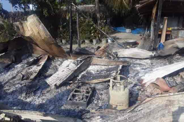 இன்று அதிகாலையில் நடந்த பயங்கரம்! எரிவாயு அடுப்பு வெடித்தச் சிதறி பற்றி எரிந்த வீடு - ஐபிசி தமிழ்