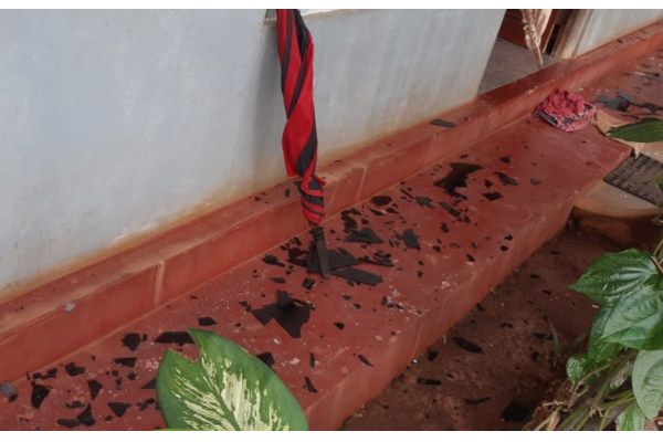 யாழில் வீடுபுகுந்து ரௌடிகள் அட்டகாசம்!(Photos) | House Breaking Raiders In Yali