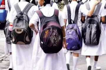 வீட்டில் பொய் கூறி வெளியே சென்ற சிறுமிகள் காதலர்களுடன் கைது!