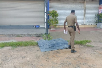 வவுனியாவில் வர்த்தக நிலையம் முன்பாக சடலம் மீட்பு (Photos)