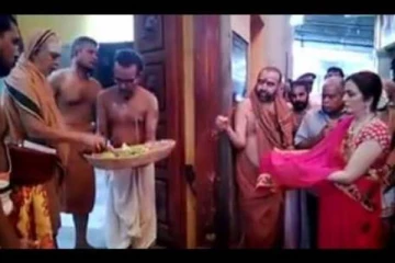 முன்னணி பணக்காரி அம்பானி மனைவிக்கே இந்த நிலைமையா? வைரலாகும் சாமீயார் வீடியோ..