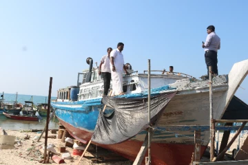 யாழ்.வல்வெட்டித்துறை பகுதியில் படகு திருத்தப்பணிகள் (photos)