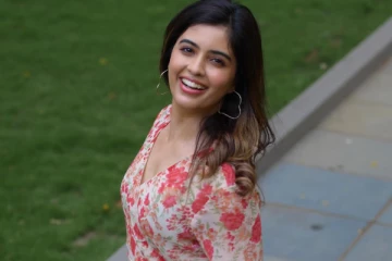 நடிகை அம்ரிதா ஐயர் floral உடையில் அழகிய ஸ்டில்கள்