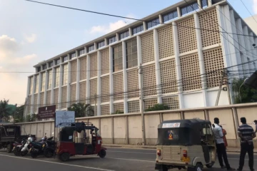 யாழ் . போதனா வைத்தியசாலைக்கு முன்பாக கஞ்சா வியாபாரம்