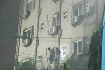 தங்கும் விடுதியில் பயங்கர தீ விபத்து… மாடியில் இருந்து குதித்த மக்கள் - 8 பேர் பலி