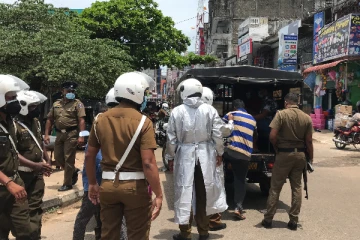 யாழில் காரில் வந்த இராணுவத்தை மடக்கிப் பிடித்த பொது மக்கள்!