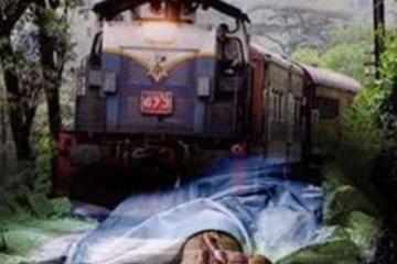 දුම්රිය මාර්ගයේ වාඩිවී සිටි පුද්ගලයෙකුට අත්වූ බිහිසුණු ඉරණම..!