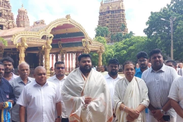 நல்லூர் கந்தன் ஆலயத்தில் முன்னாள் ஜனாதிபதி மைத்திரி மனமுருகி வழிபாடு!(Photos)