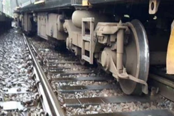கோட்டை ரயில் நிலையத்திற்கு அருகே தடம் புரண்ட புகையிரதம்!